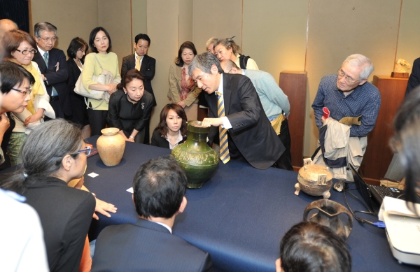 Gallery talk by Tadashi Kawashima on Chinese pottery figures of animals in year of the sheep.