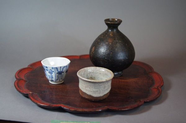 Enjoyable ware of sake, tea and flower