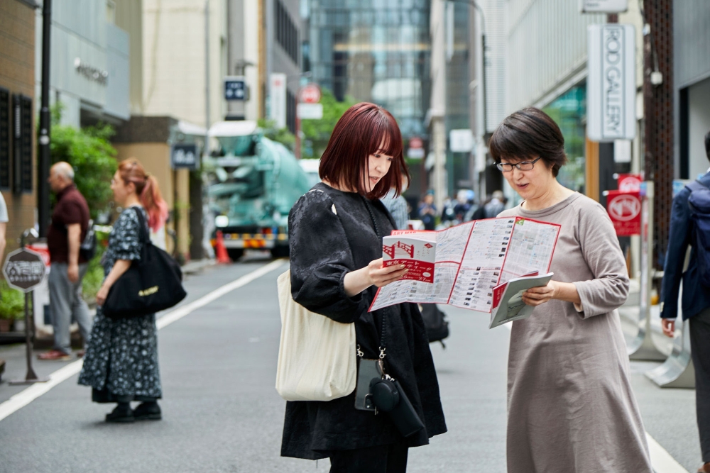 東京アートアンティーク開催中の街の様子。 マップを手に多くの人がギャラリーを巡っている。